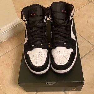AIR JORDAN 1 MID SE size 12